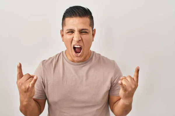 Beyaz Arka Planda Dikilmiş Çılgın Bir Ifadeyle Bağıran Spanyol Genç — Stok fotoğraf