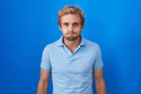 Hombre Caucásico Pie Sobre Fondo Azul Hinchando Mejillas Con Cara —  Fotos de Stock