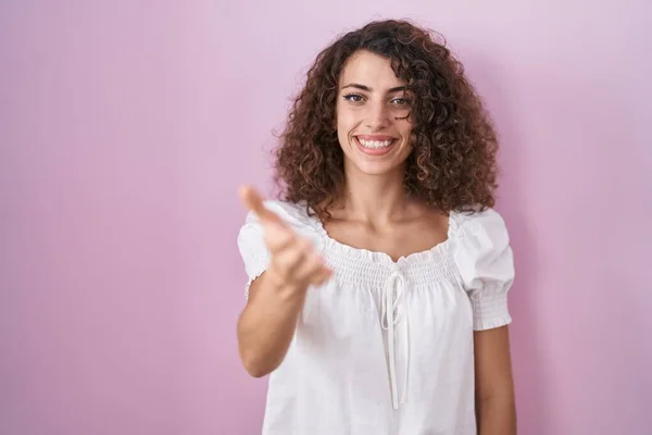 Hispanic Woman Curly Hair Standing Pink Background Smiling Friendly Offering — Foto Stock
