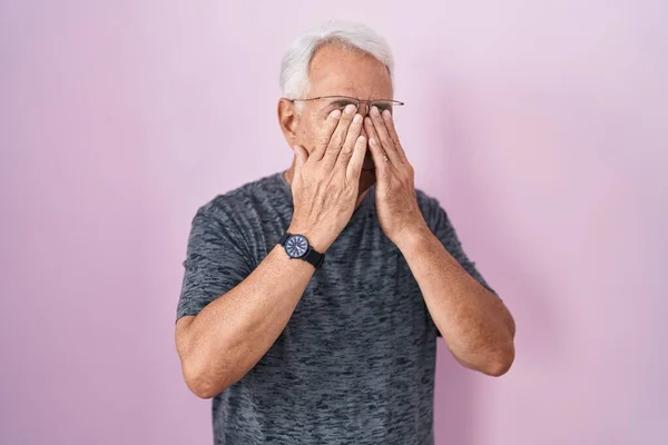 疲労感と頭痛のためのピンクの背景摩擦目の上に立って灰色の髪を持つ中年の男性は 眠いと疲れた表情 ビジョンの問題 — ストック写真