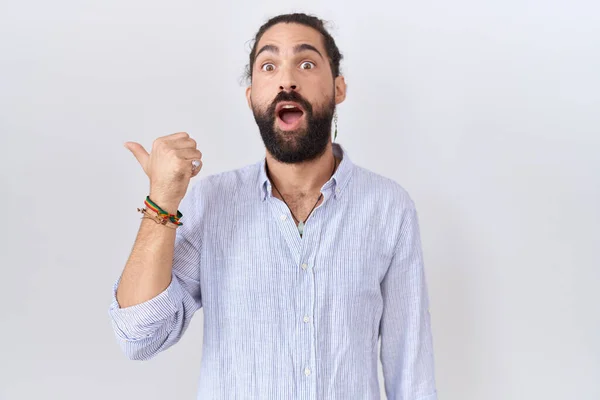 Hispanischer Mann Mit Bart Lässigem Hemd Überrascht Mit Erhobenem Zeigefinger — Stockfoto