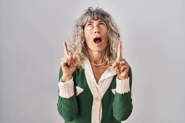 Beyaz Arka Planda Duran Orta Yaşlı Kadın Şaşırmış Şaşırmıştı Parmaklarıyla — Stok fotoğraf