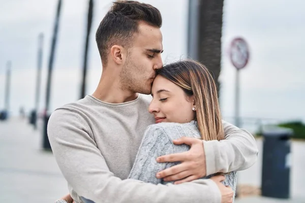 Homem Mulher Casal Abraçando Uns Aos Outros Beijando Beira Mar — Fotografia de Stock