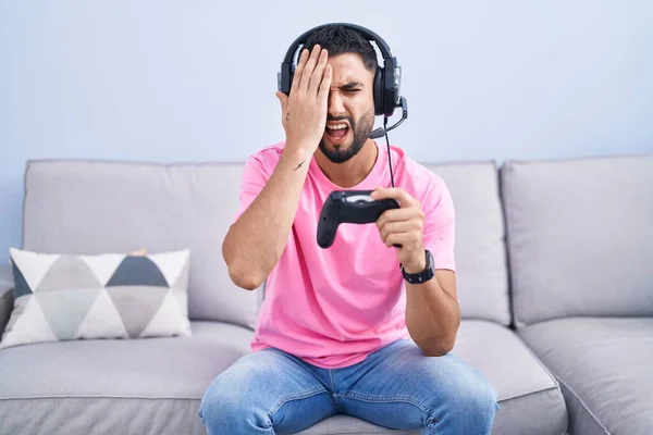 Jovem Hispânico Jogando Videogame Segurando Controlador Sentado Sofá Bocejando Cansado — Fotografia de Stock