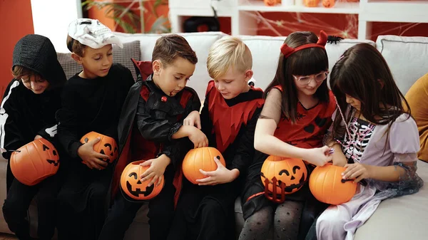 Grupa Dzieci Kostiumie Halloween Jedzących Cukierki Domu — Zdjęcie stockowe