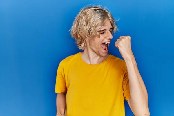 Joven Hombre Moderno Pie Sobre Fondo Azul Muy Feliz Emocionado —  Fotos de Stock