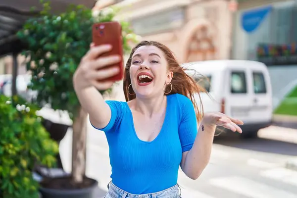 Jonge Roodharige Vrouw Glimlachen Zelfverzekerd Met Video Bellen Straat — Stockfoto