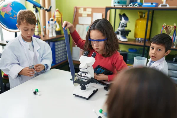 Schülergruppe Repariert Mikroskop Labor Klassenzimmer — Stockfoto