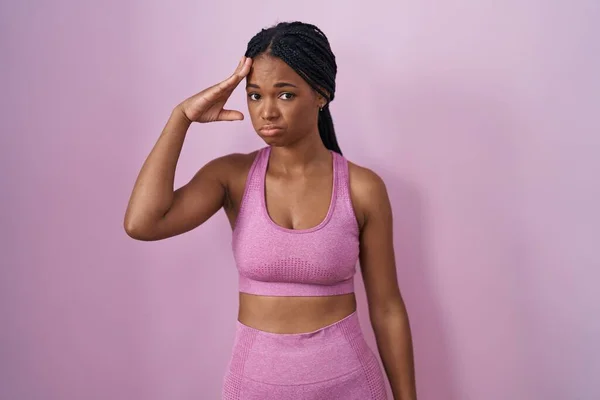 Afroamerykanka Warkoczami Ubrana Odzież Sportową Różowym Tle Zaniepokojona Zestresowana Problemem — Zdjęcie stockowe