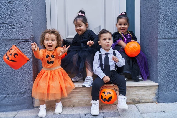 Grupo Niños Con Disfraz Halloween Sosteniendo Cesta Calabaza Calle —  Fotos de Stock