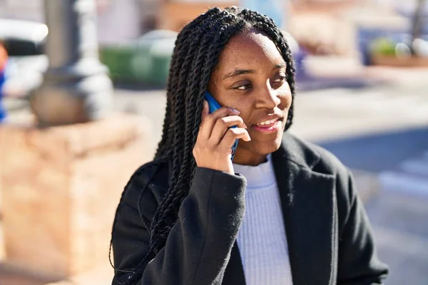 Afrikaans Amerikaanse Vrouw Glimlachen Zelfverzekerd Praten Smartphone Straat — Stockfoto