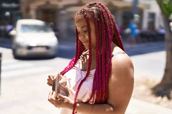 Αφροαμερικανή Γυναίκα Χαμογελά Αυτοπεποίθηση Καταμέτρηση Δολάρια Στο Δρόμο — Φωτογραφία Αρχείου