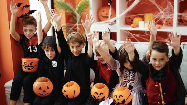 Grupo Crianças Vestindo Traje Halloween Com Mãos Levantadas Casa — Fotografia de Stock