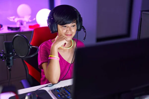 中世中国の女性のストリーマーは ゲームルームでコンピュータを使用してビデオゲームをプレイ — ストック写真