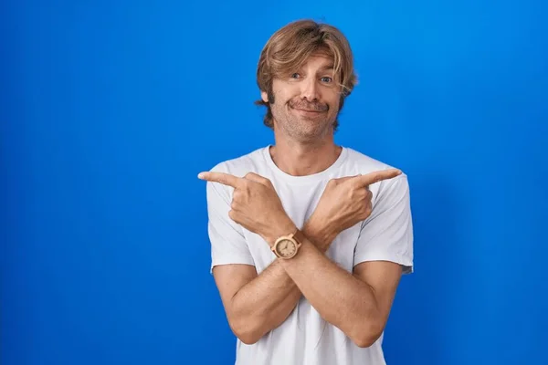 Middle Age Man Standing Blue Background Pointing Both Sides Fingers — Stock Photo, Image