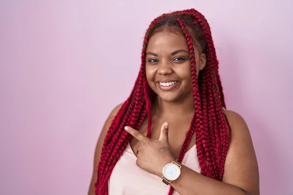 Afroamerikanerin Mit Geflochtenem Haar Vor Rosa Hintergrund Fröhlich Mit Einem — Stockfoto