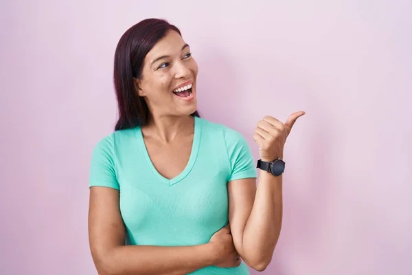 Young Hispanic Woman Standing Pink Background Smiling Happy Face Looking — ストック写真