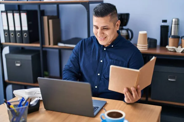 Junge Lateinische Mann Business Arbeiter Mit Laptop Leseheft Büro — Stockfoto