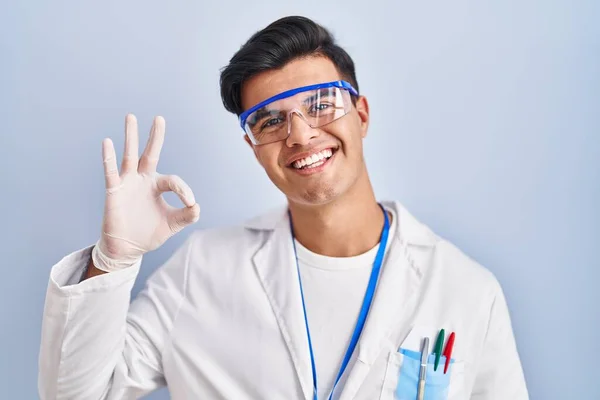 Hombre Hispano Trabajando Como Científico Sonriendo Positivo Haciendo Signo Con —  Fotos de Stock