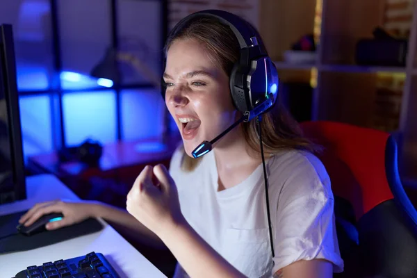 年轻的高加索女人在游戏室用电脑玩电子游戏 — 图库照片