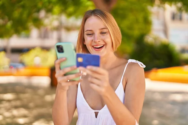 Jeune Femme Blonde Utilisant Smartphone Carte Crédit Parc — Photo