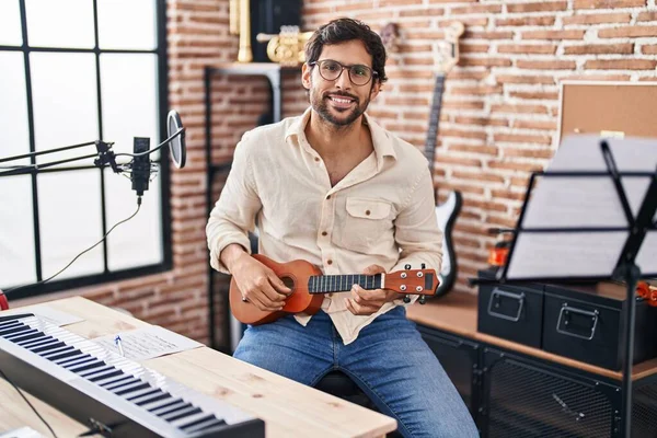 Ung Latinamerikansk Man Musiker Spelar Ukulele Musikstudio — Stockfoto