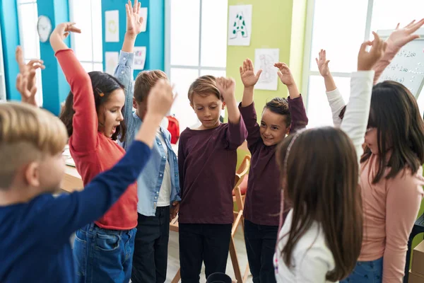 Grupo Crianças Estudantes Sorrindo Confiantes Com Mãos Juntas Levantadas Sala — Fotografia de Stock
