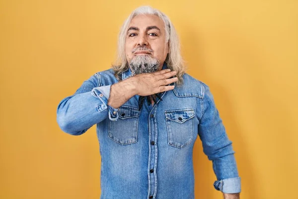 Sarı Arka Planda Dikilen Gri Saçlı Orta Yaşlı Bir Adam — Stok fotoğraf
