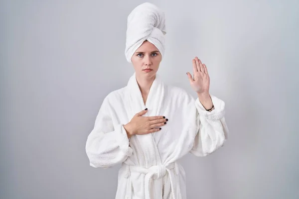 코카서스 여자는 목욕용 목욕용 가운을 가슴에 손바닥을 맹세를 서약을 — 스톡 사진