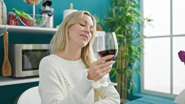 Jonge Blonde Vrouw Drinken Glas Wijn Zitten Tafel Bij Eetkamer — Stockfoto