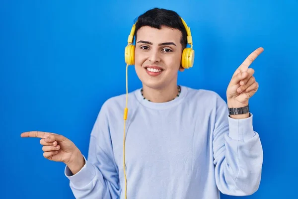Persona Binaria Escuchando Música Usando Auriculares Sonriendo Confiados Señalando Con — Foto de Stock