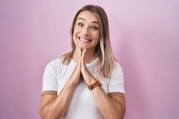 Blonde Caucasian Woman Standing Pink Background Praying Hands Together Asking — 图库照片