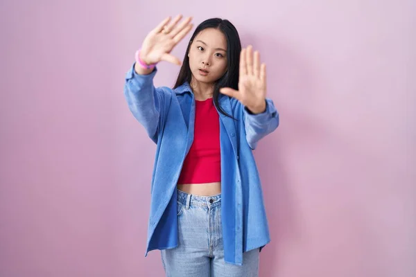 Young Asian Woman Standing Pink Background Doing Frame Using Hands — Stock Photo, Image