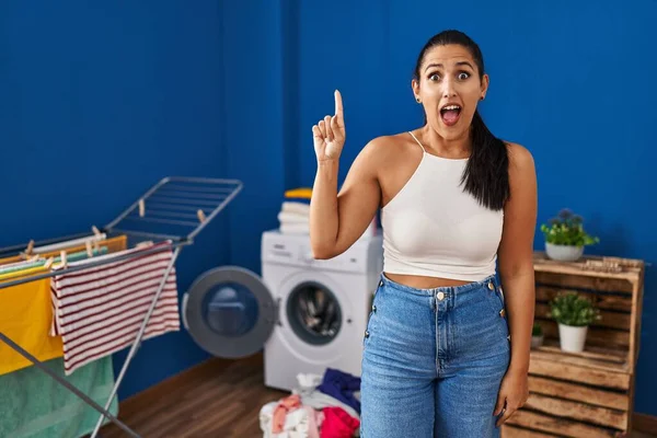 Junge Hispanische Frau Der Waschküche Zeigt Mit Erhobenem Zeigefinger Auf — Stockfoto