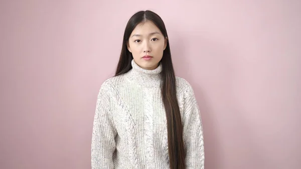 Νεαρή Κινέζα Γυναίκα Στέκεται Χαλαρή Έκφραση Πάνω Από Απομονωμένο Ροζ — Φωτογραφία Αρχείου