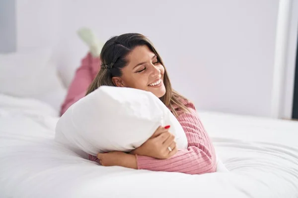 Young Hispanic Woman Hugging Pillow Lying Bed Bedroom — ストック写真
