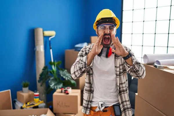 Mladý Hispánec Plnovousem Pracuje Doma Renovace Křičí Naštvaný Nahlas Rukama — Stock fotografie