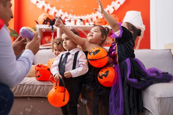 Spansktalande Man Och Grupp Barn Som Har Halloween Fest Leker — Stockfoto