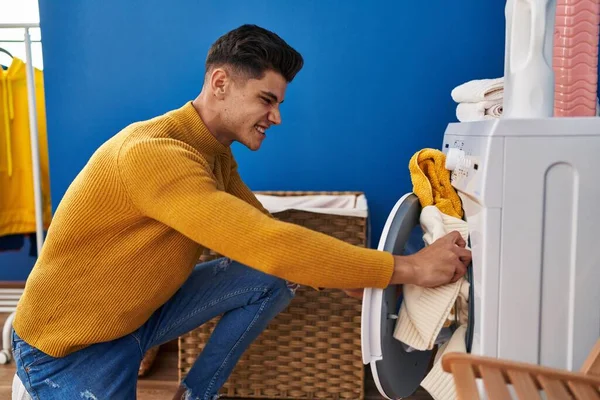 Young Hispanic Man Washing Clothes Laundry — Fotografia de Stock