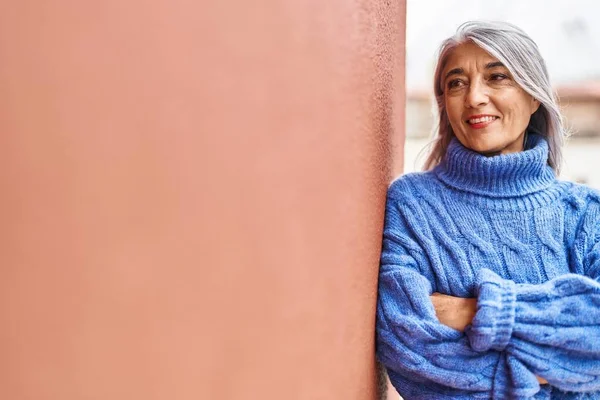 Middle Age Grey Haired Woman Smiling Confident Standing Arms Crossed — ストック写真