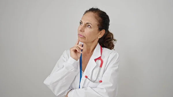 Middle Age Hispanic Woman Doctor Standing Doubt Expression Thinking Isolated — Stock Photo, Image