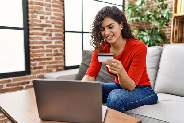 Young Latin Woman Using Credit Card Laptop Home — Stock Photo, Image