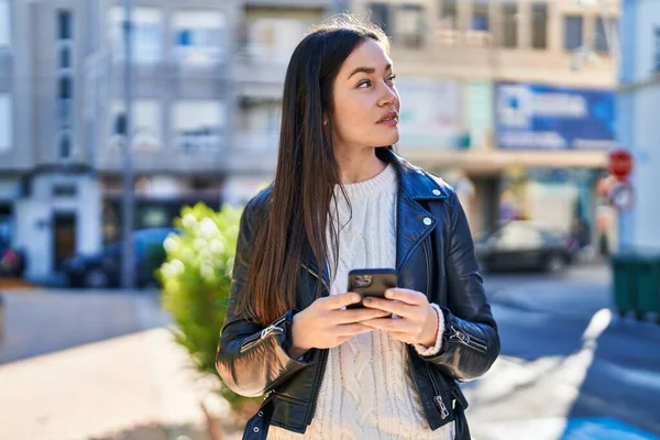 Parkta Akıllı Telefon Kullanan Genç Bir Kadın — Stok fotoğraf