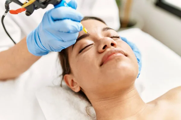 Jonge Latijnse Vrouw Ontspannen Met Microblading Wenkbrauwen Behandeling Bij Beauty — Stockfoto