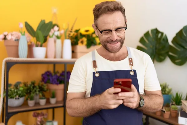 Homem Meia Idade Florista Sorrindo Confiante Usando Smartphone Loja Flores — Fotografia de Stock