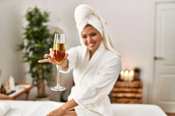 Mladá Krásná Hispánská Žena Županu Pití Šampaňského Salonu Krásy — Stock fotografie