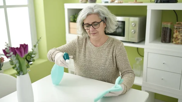 Middle Age Woman Grey Hair Cleaning Table Home — Stockfoto