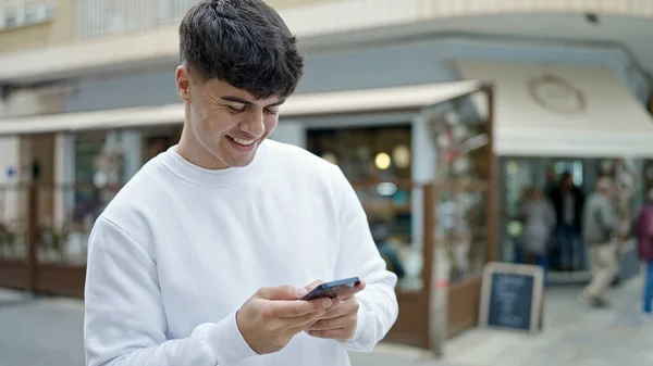 Junger Hispanischer Mann Lächelt Mit Smartphone Auf Café Terrasse — Stockfoto