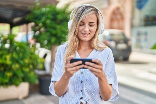 Young Blonde Woman Smiling Confident Playing Video Game Street — Stock Photo, Image
