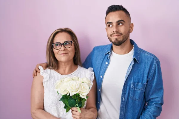 Mãe Hispânica Filho Juntos Segurando Buquê Flores Brancas Sorrindo Olhando — Fotografia de Stock
